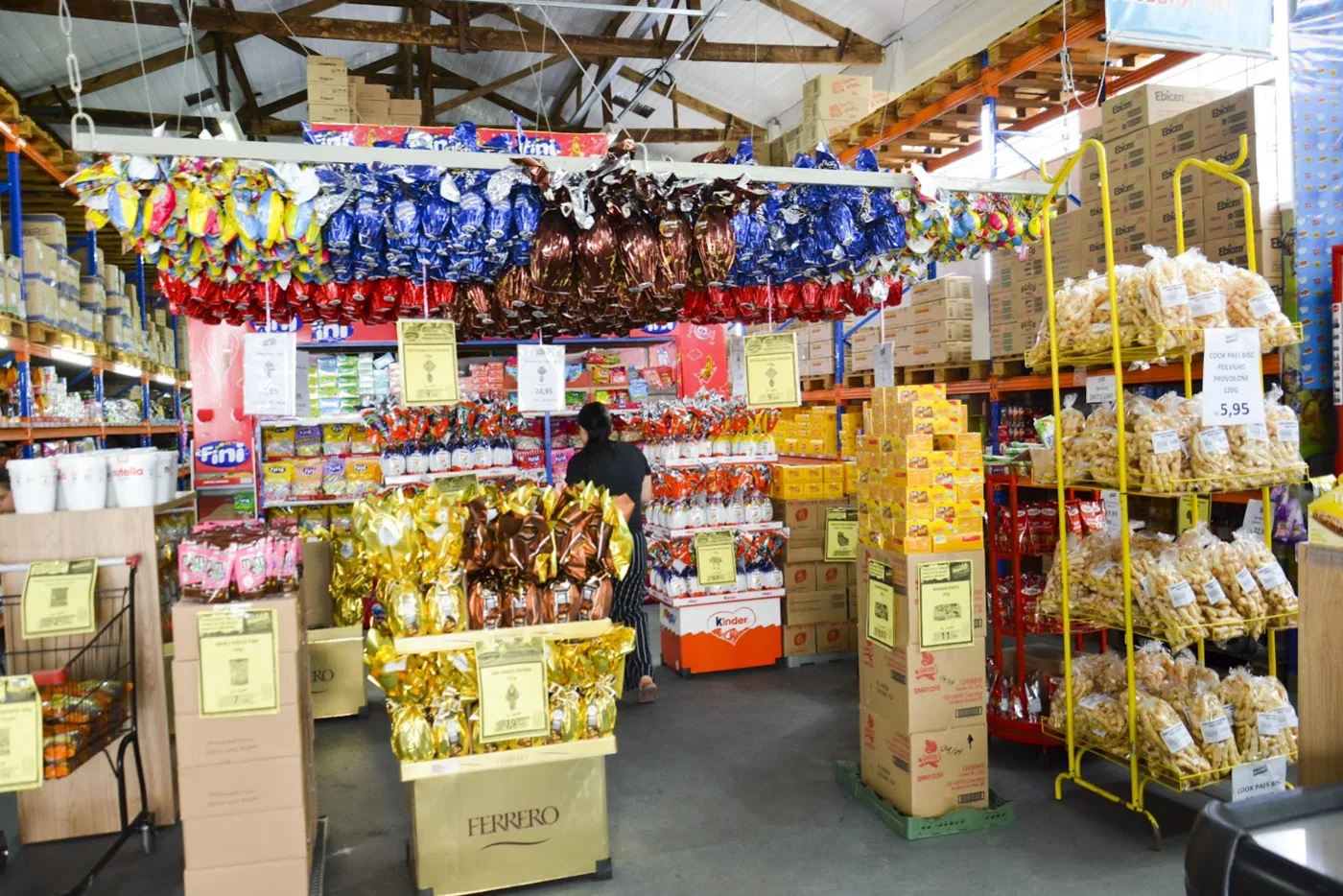 Interior da Nogalves com prateleiras cheias de chocolates e doces